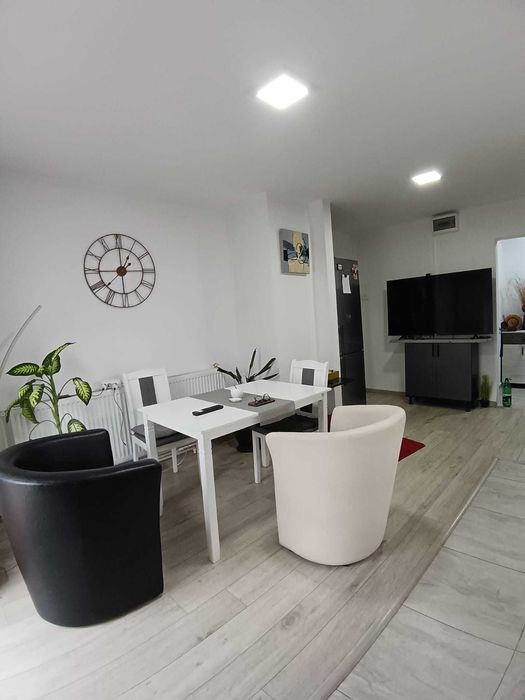 vand apartament 4 camere zona centru Resita