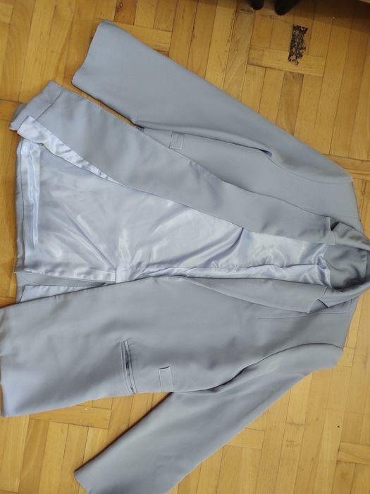 Голубой нежный костюм отлично смотрится с джинсами также с классикой