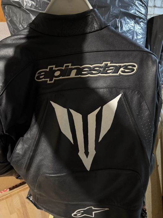 Кожен мото екип Alpinestars.