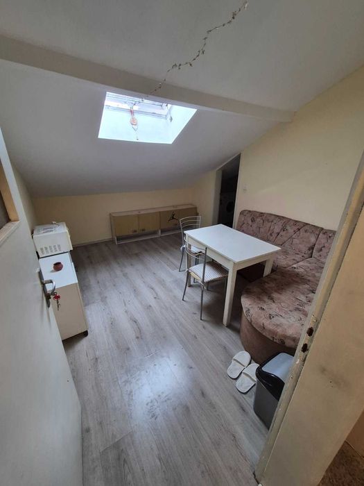 Таванско помещение състоящо се от две стаи, коридор, баня и тоалетна.