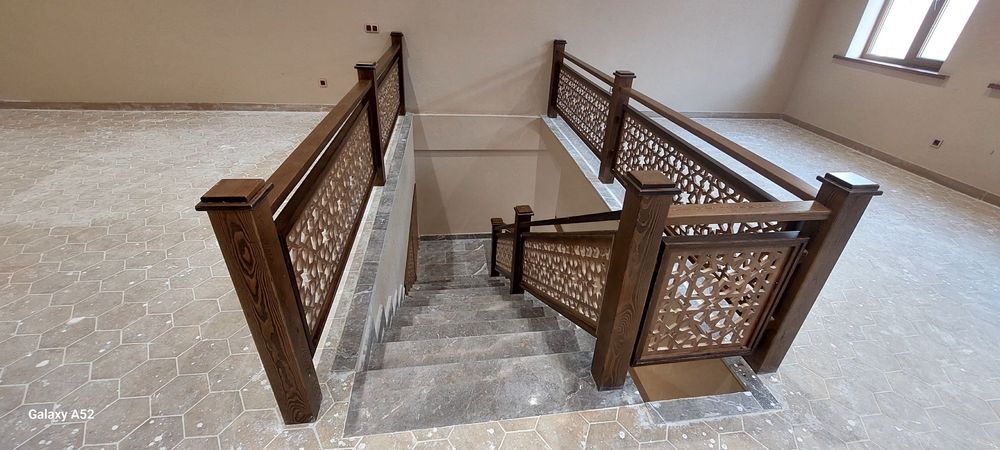 Eshik, pluntis, ofshivka, zinalarga perila o‘rnatamiz. Yog‘och ishlari