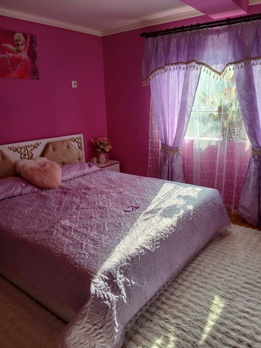 Продавасе двоетажна къща напълно обзаведена