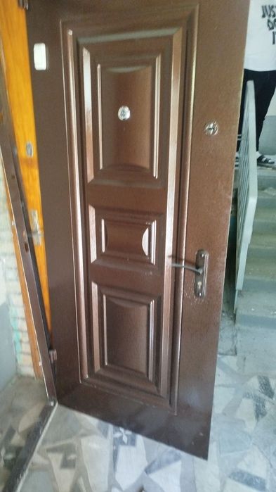 Железная дверь..