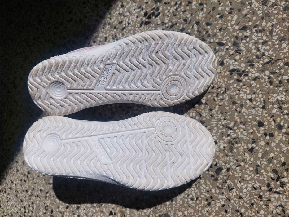 Бели маратонки за момиче