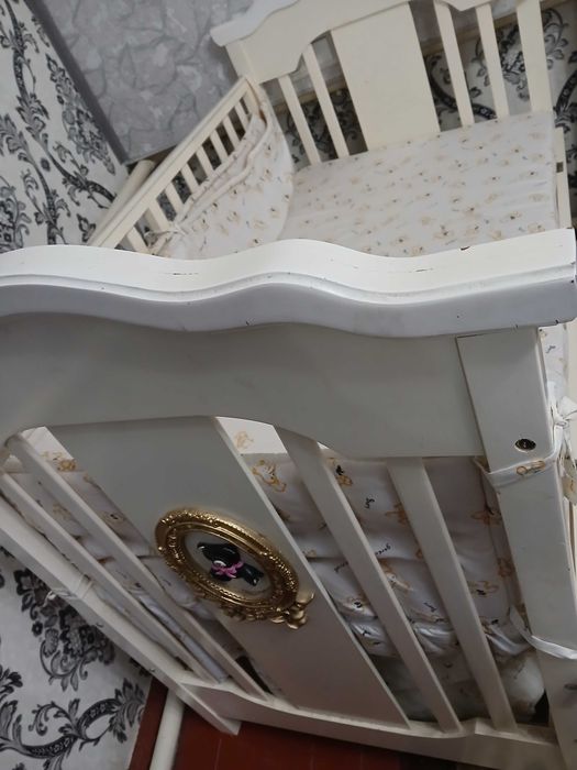 Bolalar karavati yangidek umuman yotmagan  faqat uyda turgan