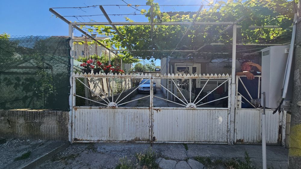 Крила за дворна порта