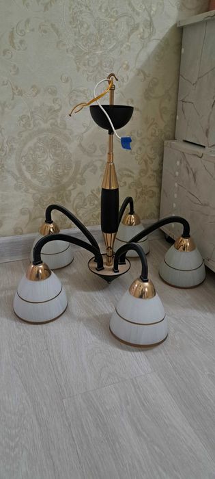 Продам дёшево 2 люстры, в хорошем состоянии.Цена 5000 тг.