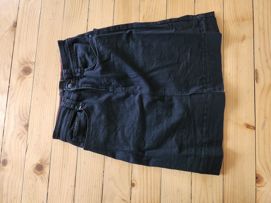 Бели дънки на Guess и Черна къса пола