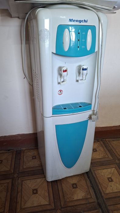 кулер воды. в рабочем состояние