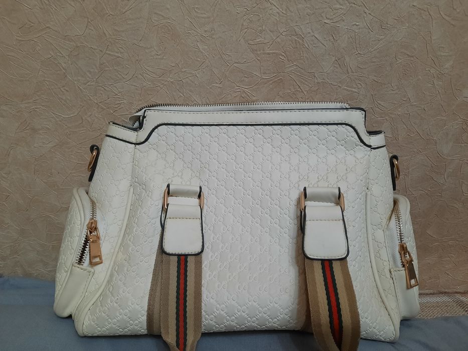 Женские сумки и мягкие игрушки