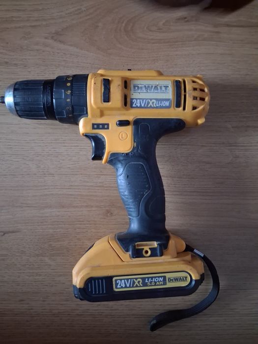 Masină de insurubat DeWalt defectă