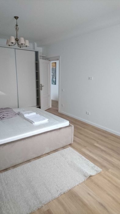 Inchiriez apartament  3 camere, cu terasa mare!