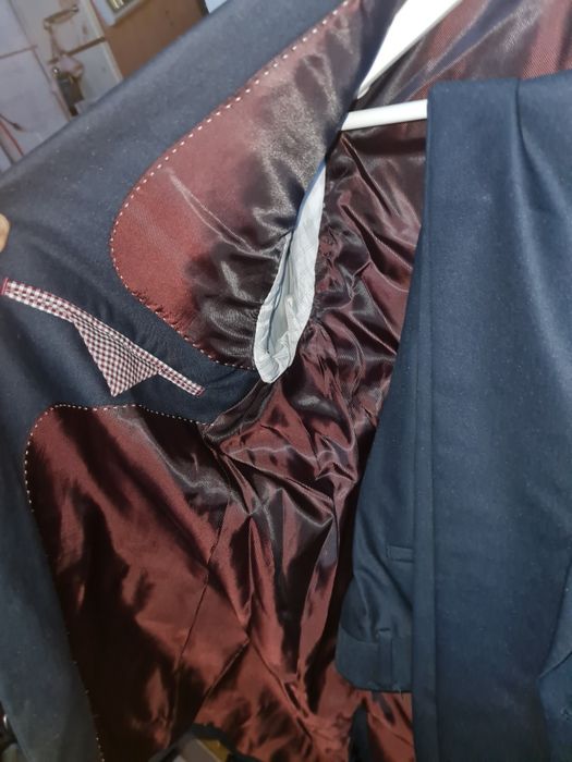 Vând 2 costume noi