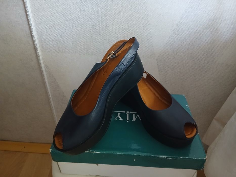 Продам босоножки