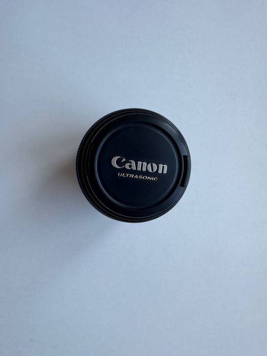 Обьектив Canon Lens EF  85 1.8 .В отличном состоянии!Четкость фокусиро