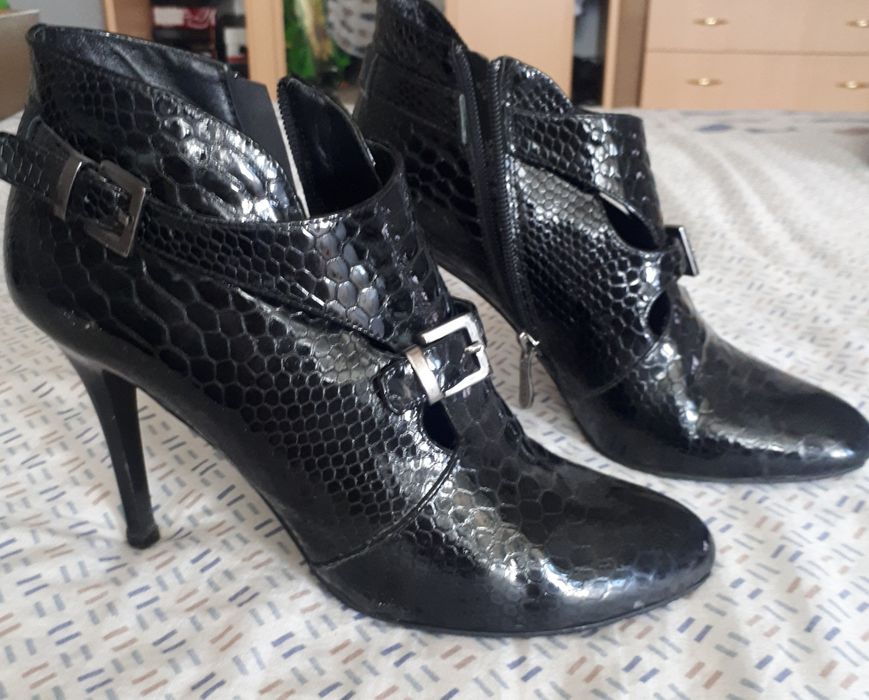 Осенние ботинки на каблуке лаковые на замке