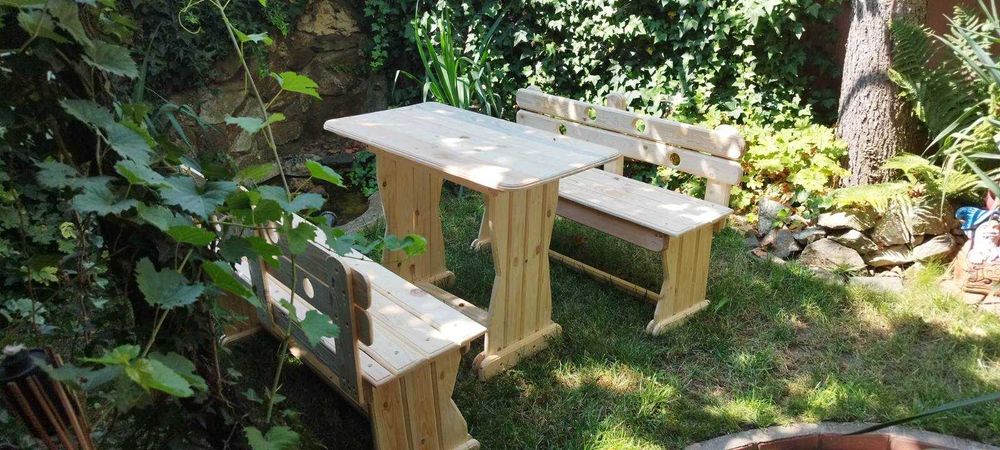Комплект дървени маса с две пейки