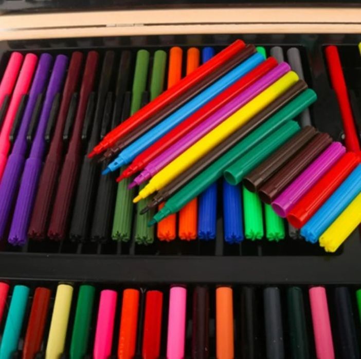 Детски комплект за рисуване - 180 части. Куфарът е изработен от дърво.