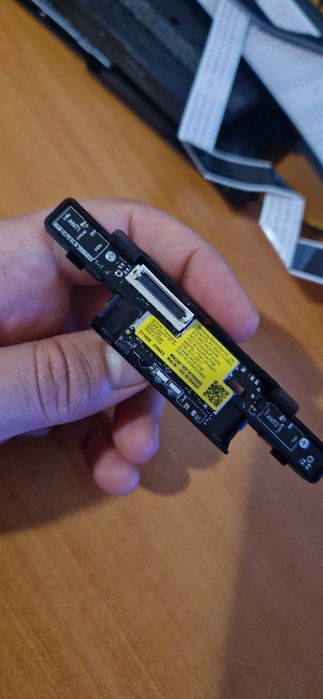 Samsung UE50AU8072U Части + крачета и кабел за захранване