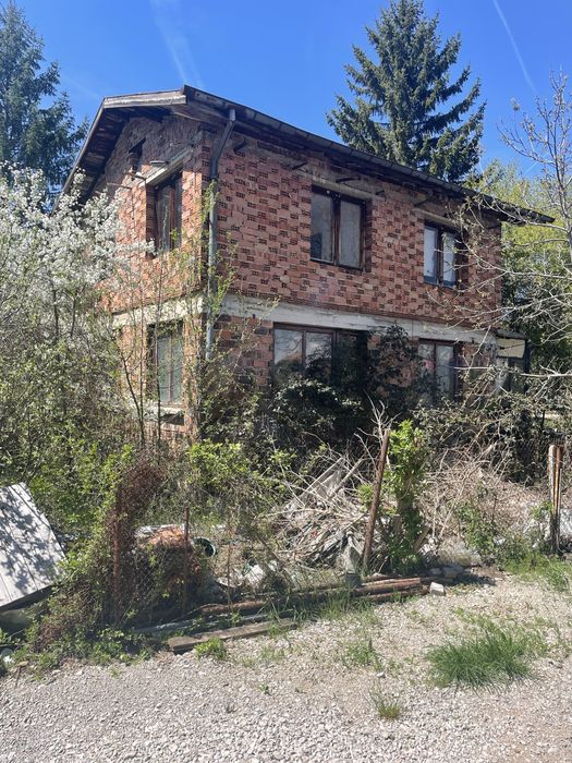 Продава се къща с. Гълъбовци на 30 км. От софия