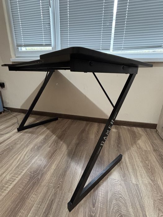 Геймърско бюро с ергономична форма и отвори за кабели – като ново