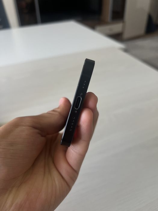 продам IPhone 16e