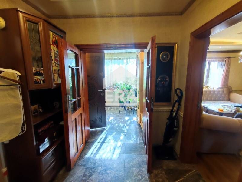 Уникална реновирана каменна къща с двор, гараж, плевня и беседка в се