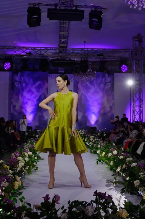 Нарядное платье в оливковом цвете