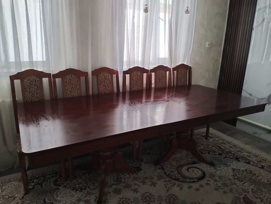 Срочно продаю стол со стульями