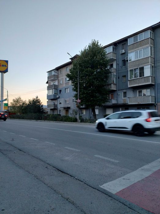 Vând apartament cu 3 camere în Caransebeș.