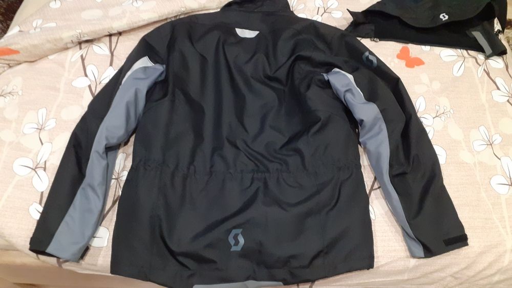 Продавам  зимно яке SKOTT