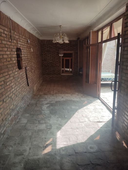 Продаëтся хороший дом с отличным локации для гостинной бизнеса.