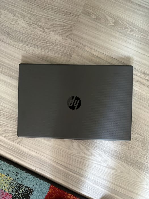 Laptop Hp cu licențā windows instalatā