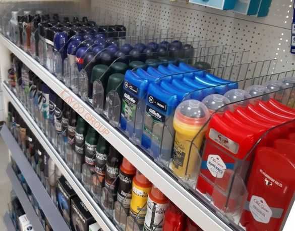 Метални стелажи за стена и остров за козметика и аптека, налични