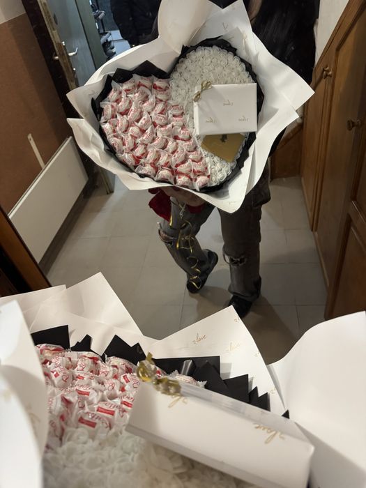 Мечета, букети, сърца и кутии с букви от вечни рози