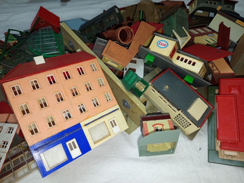 Set 2 căsuțe machete HO incomplete trenulețe diorama