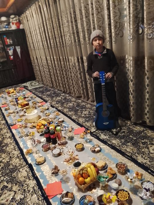 Yangi gitara kelishilgan narxi shuncha