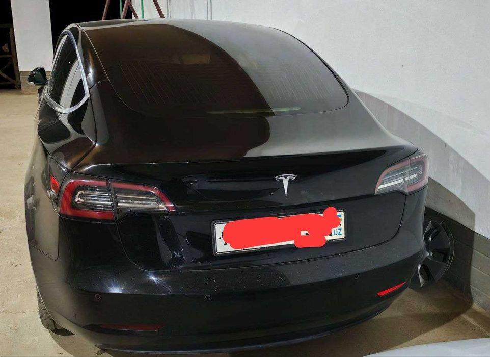 Tesla model 3  Holati ideal to`la zaryad bilan 450km yuradi