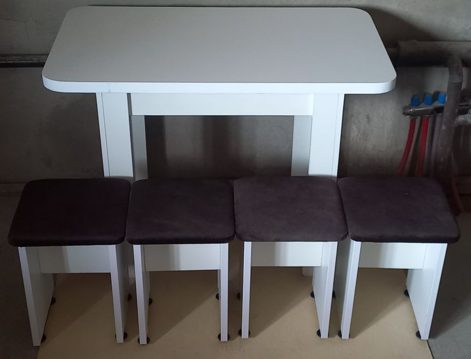 Стол и 4табуретки.