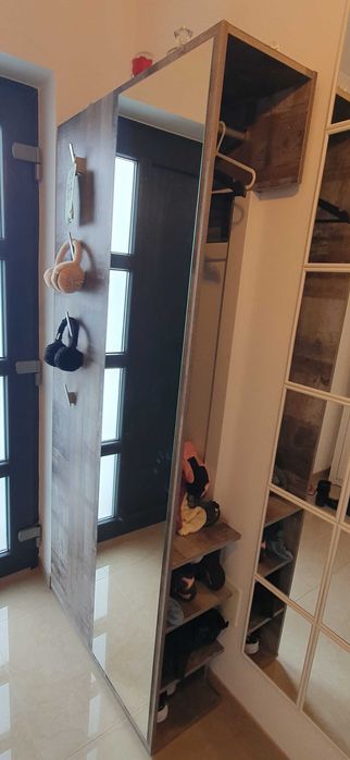 Dulap de pus la ușă