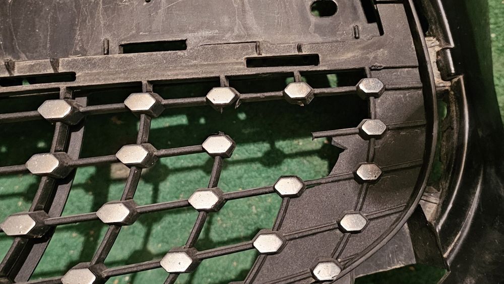 Mercedes glb x247 решетка AMG Line с дупка за камера