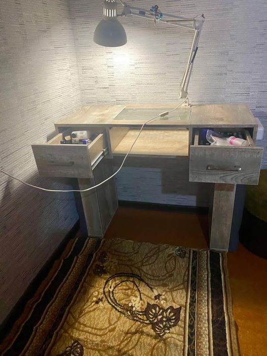 Маникюрный столик