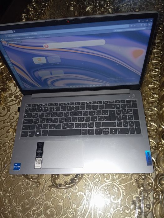 Lenova noutbook srochna sotiladi