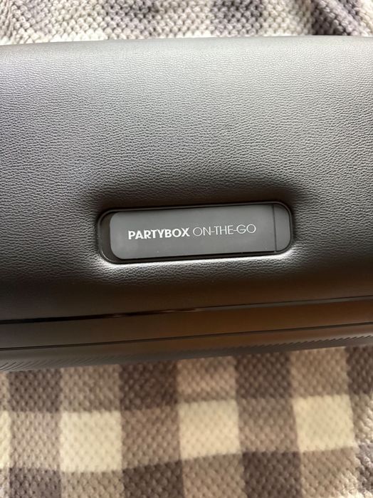 Продам колонку jbl party box go