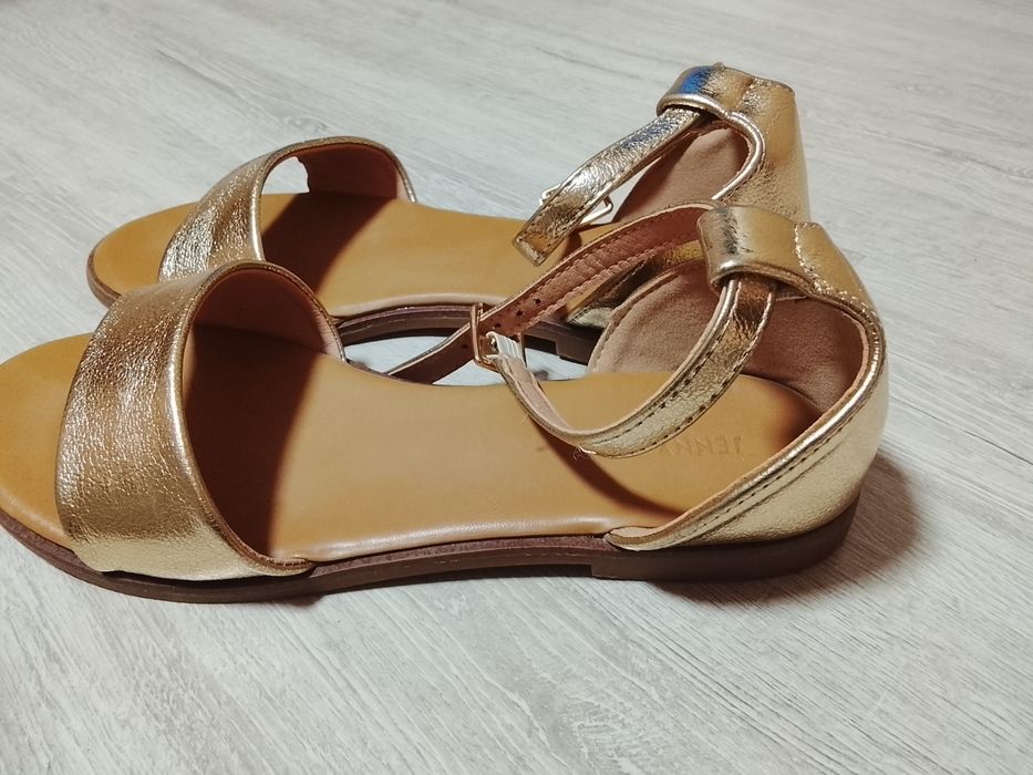 Сандали,нови,неизползвани 39 номер