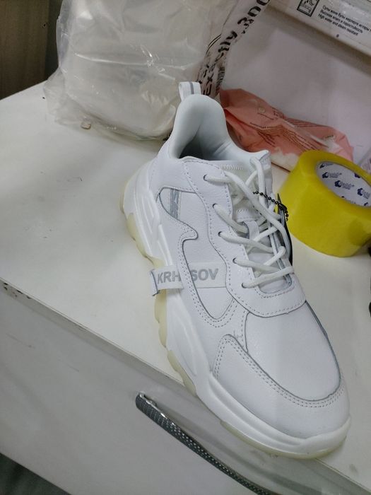 Кроссовки  размеры есть