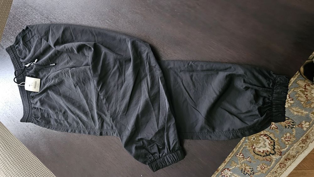 Pantaloni Bershka nou cu etichetă