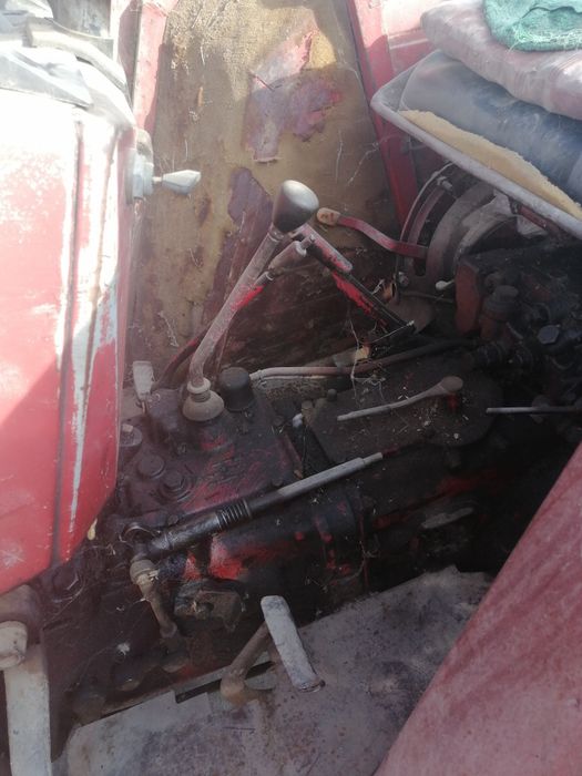 Vând tractor UTB 550 și crepător de lemne pe cilindru !