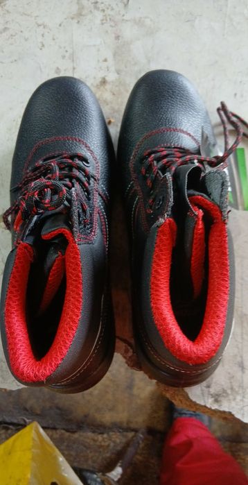 Продавам чисто нови работни обувки