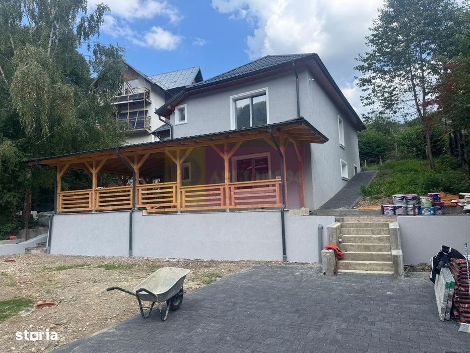 Casa de vanzare cu 2 apartamente in Azuga